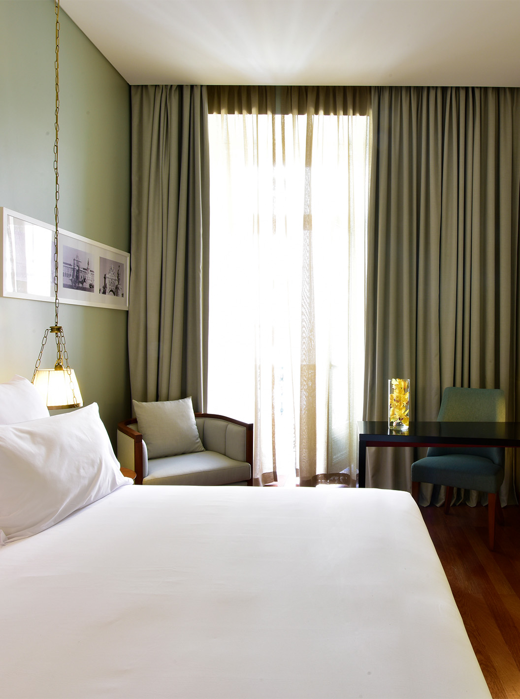 O Classic King Size Bed da Pousada Lisboa Praça do Comércio tem uma cama de casal, uma secretária, e uma janela grande