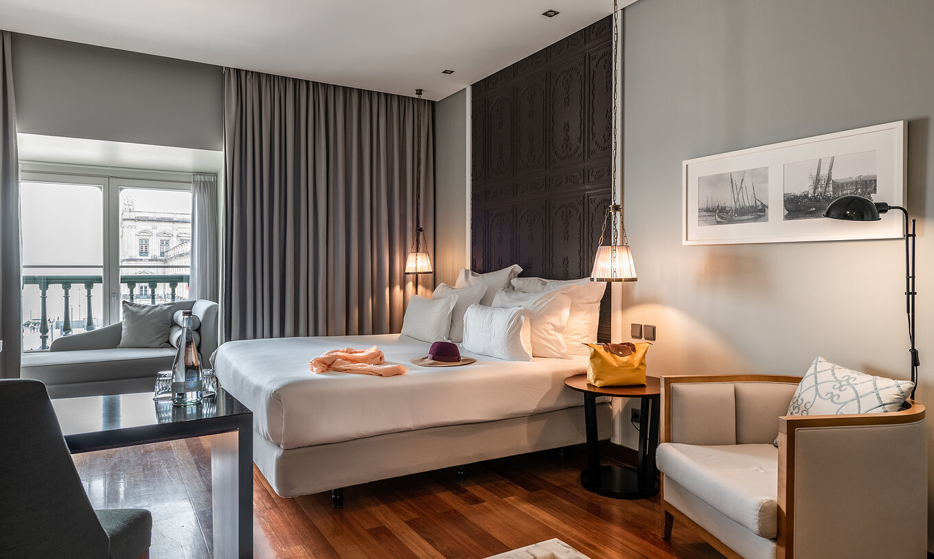 O Premium King Size Bed da Pousada de Lisboa Praça do Comércio tem cama de casal, secretária, poltrona e janela com cortina