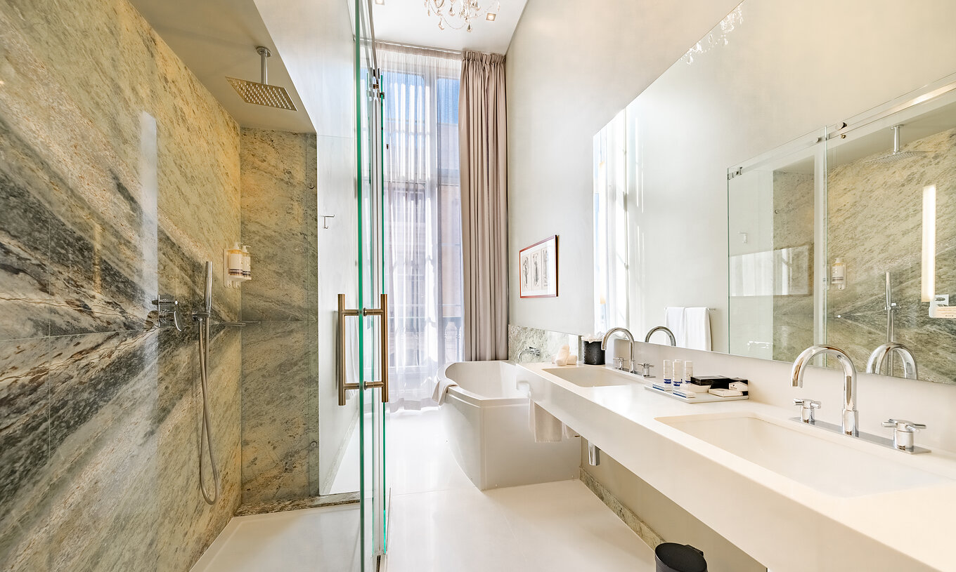 A Presidential Suite King Size Bed da Pousada Lisboa Praça do Comércio tem uma casa de banho moderna com chuveiro e banheira