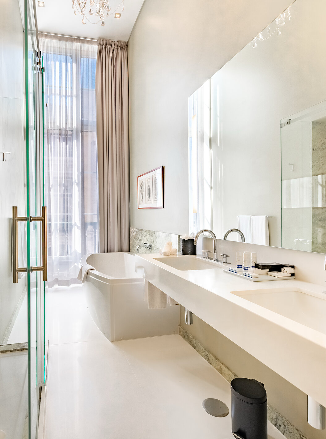 A Presidential Suite King Size Bed da Pousada Lisboa Praça do Comércio tem uma casa de banho moderna com chuveiro e banheira