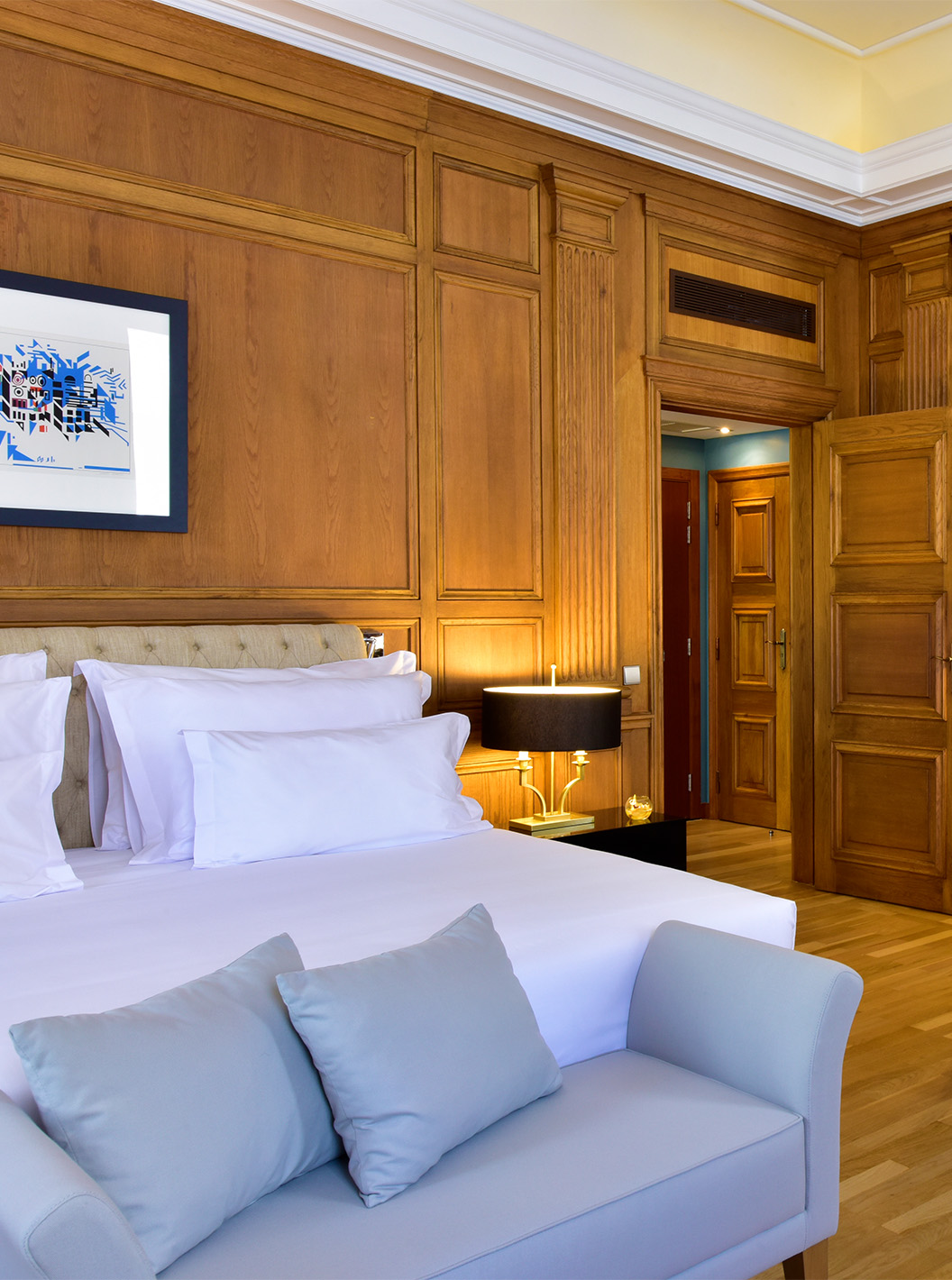 A Suite Áurea King Size Bed da Pousada Lisboa Praça do Comércio tem um sofá e um cadeirão ao pé da cama de casal