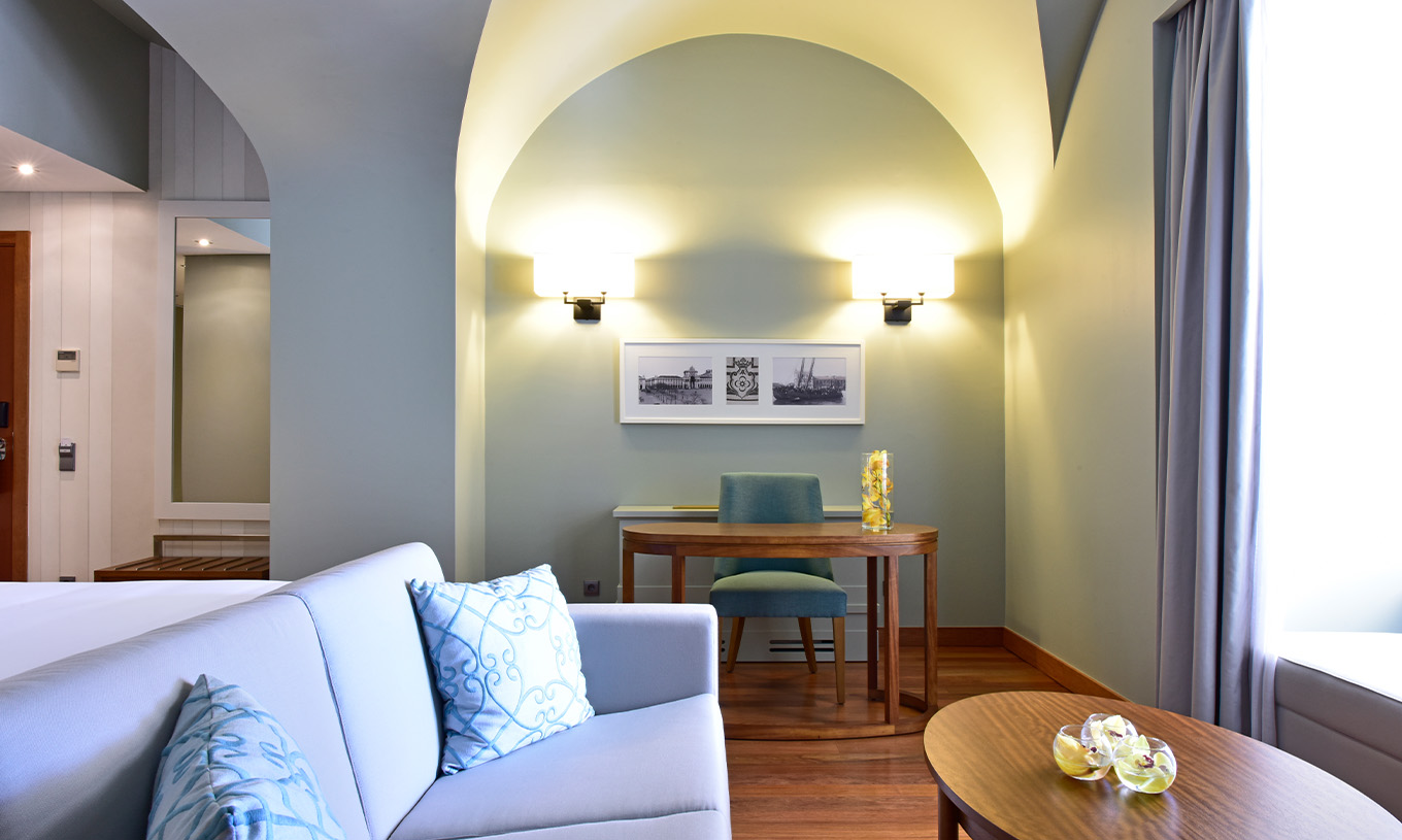 A Suite King Size Bed da Pousada Lisboa Praça do Comércio tem um recanto com uma secretária, e um quadro pendurado