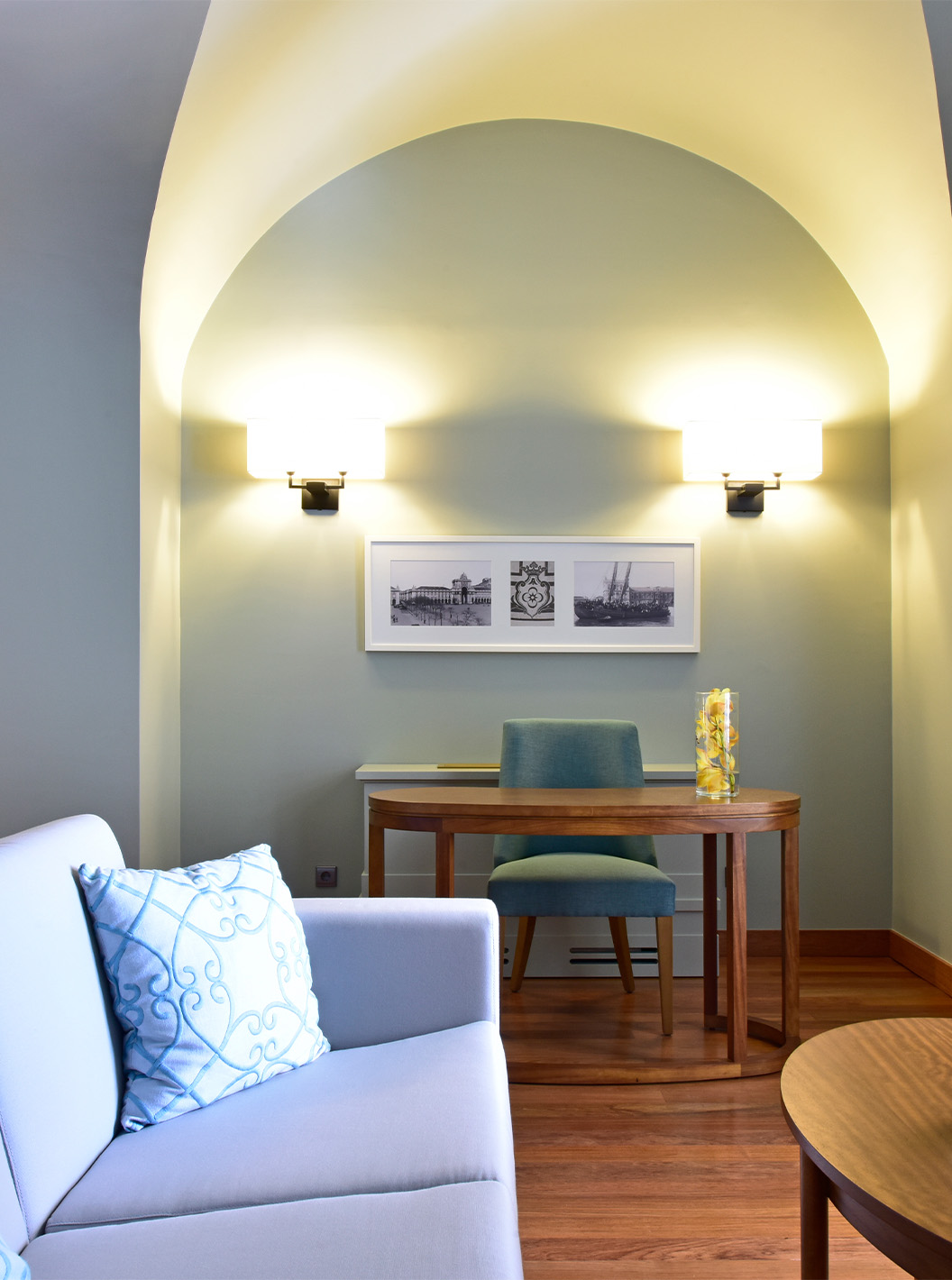 A Suite King Size Bed da Pousada Lisboa Praça do Comércio tem um recanto com uma secretária, e um quadro pendurado