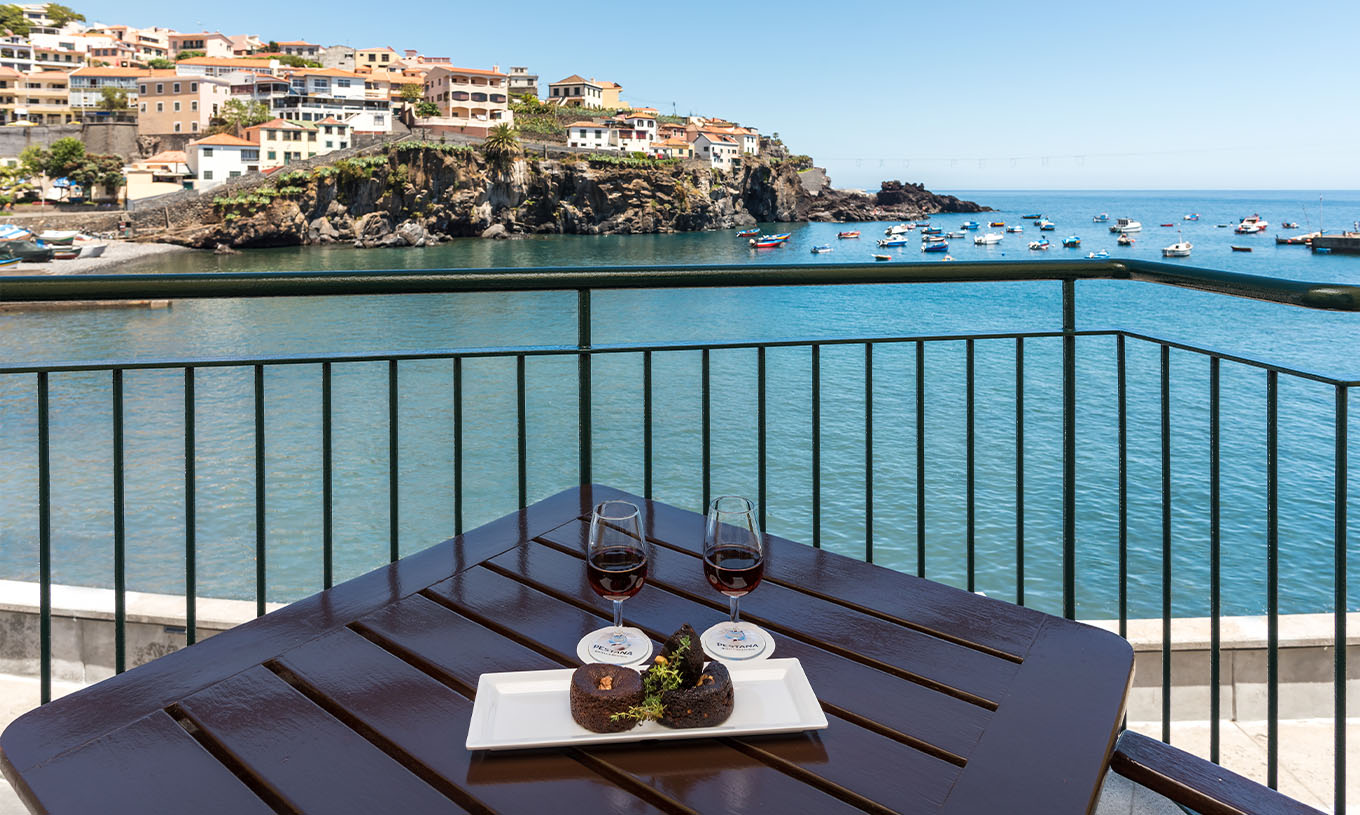 O Quarto Deluxe Superior Bay View do Pestana Churchill Bay tem uma varanda com vista para o mar, onde pode beber vinho