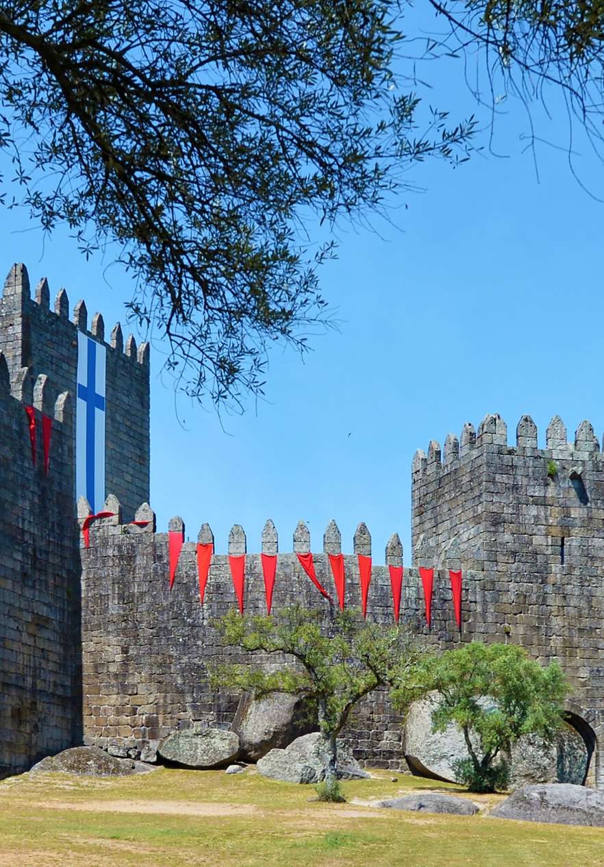 Faça visitas guiadas aos locais mais sagrados, importantes e emblemáticos de Guimarães, como o castelo da cidade