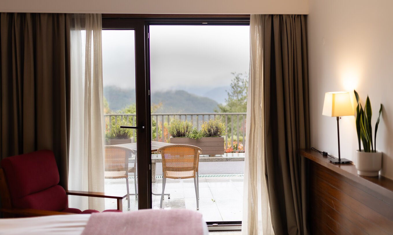 O Quarto Superior Terraço da Pousada Caniçada - Gerês tem uma varanda com vista para a Serra do Gerês, mesa e cadeiras