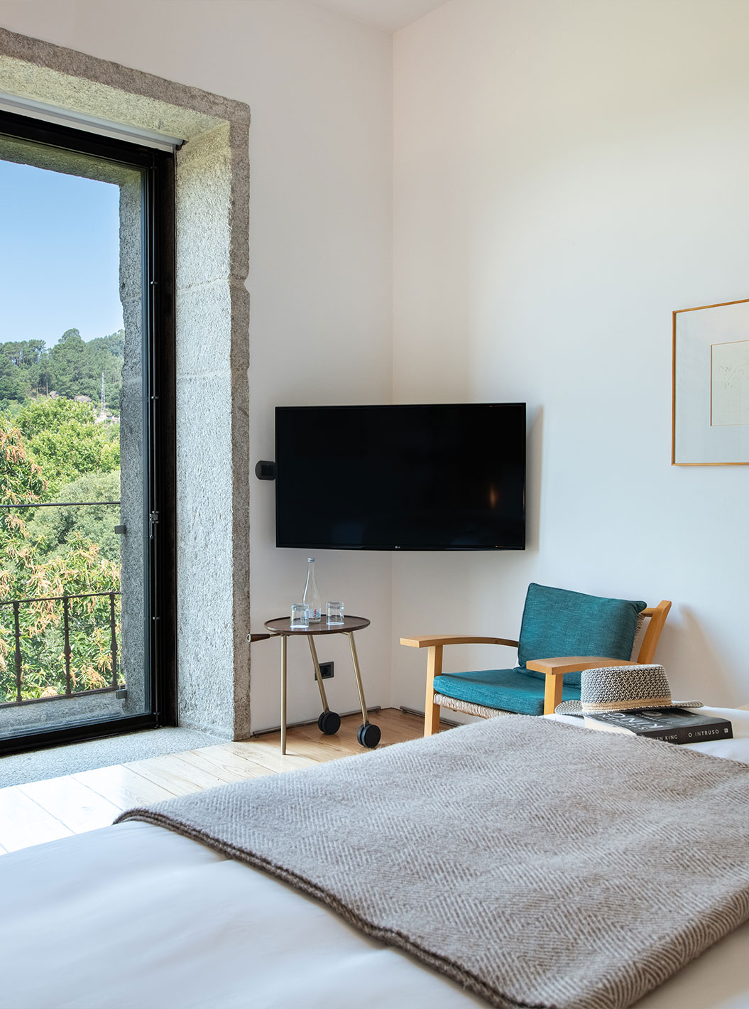 Quarto Superior da Pousada Mosteiro Amares com varanda ampla, televisão e vista para árvores verdes
