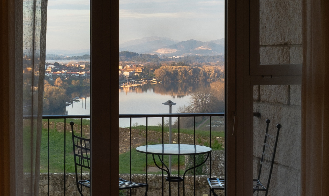 Quarto Superior com Terraço da Pousada Valença, vista para o rio e montanhas ao entardecer