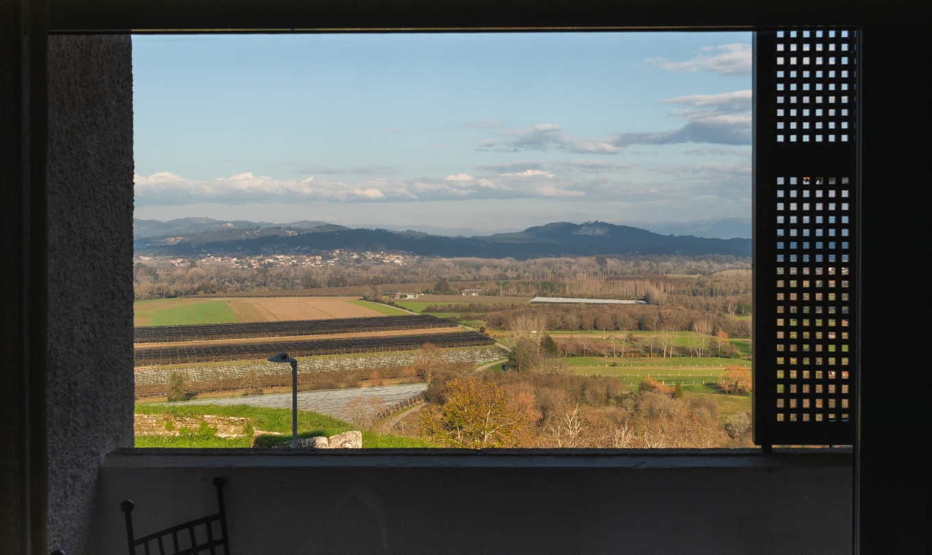 Vista da paisagem rural e montanhas ao longe a partir do quarto Superior com Terraço da Pousada Valença