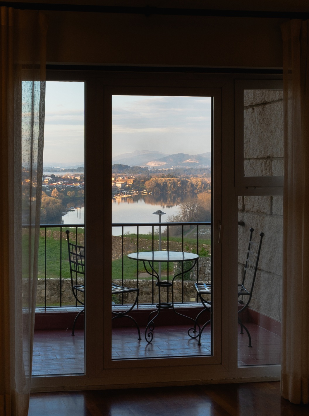 Quarto Superior com Terraço da Pousada Valença, vista para o rio e montanhas ao entardecer