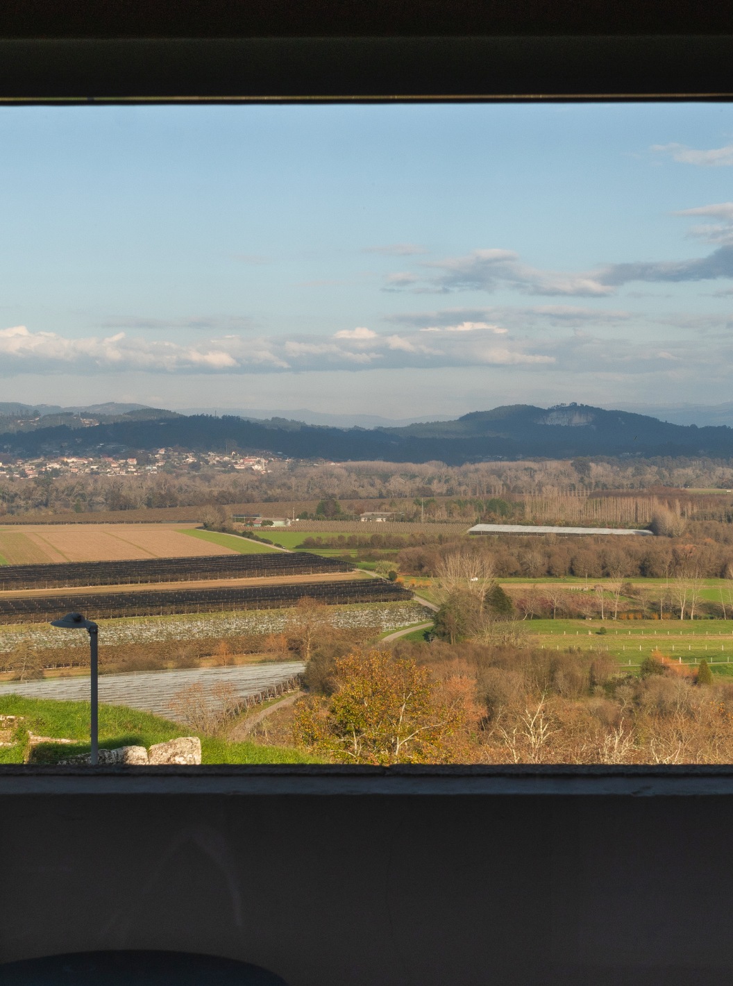 Vista da paisagem rural e montanhas ao longe a partir do quarto Superior com Terraço da Pousada Valença