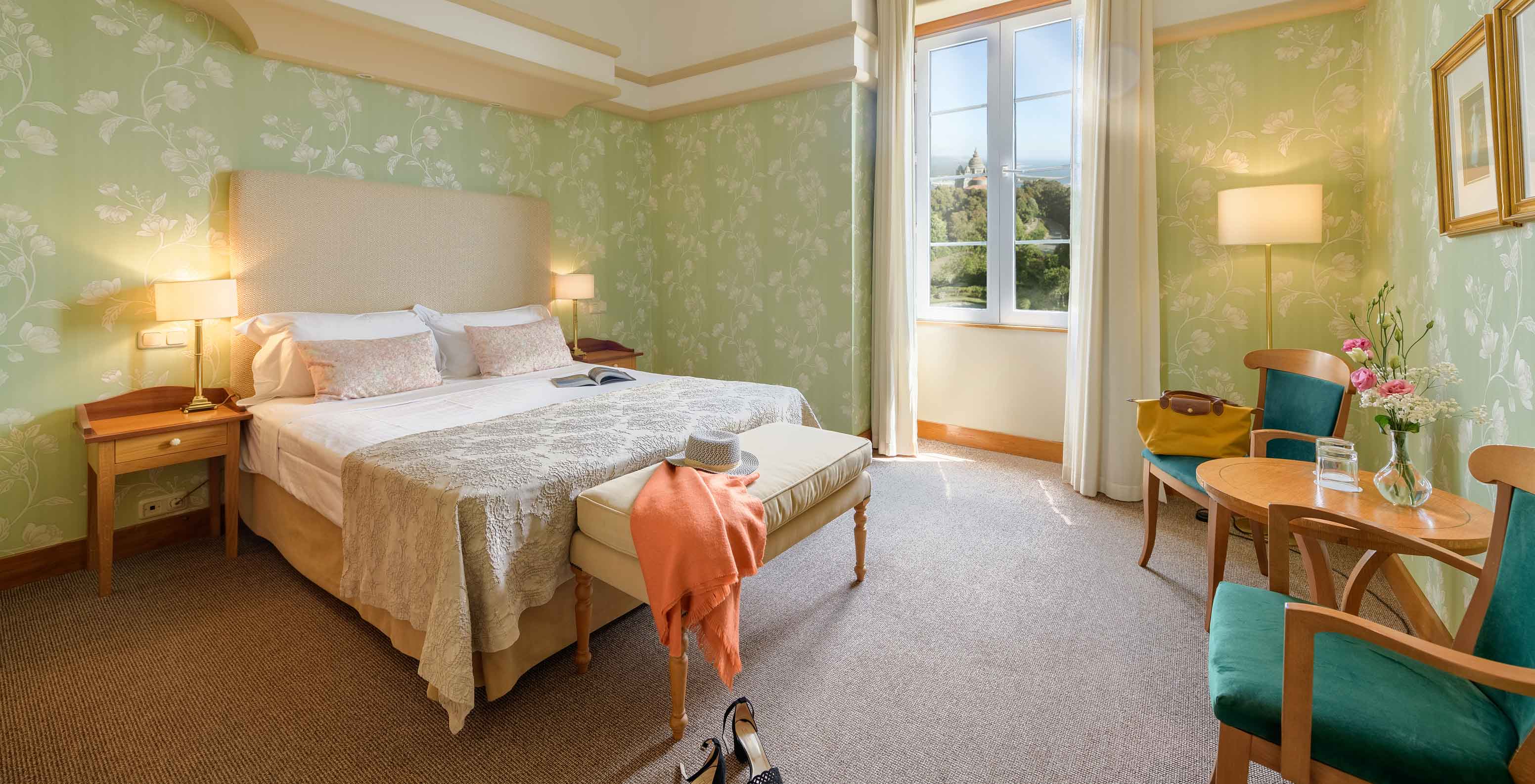 O Quarto Superior com Vista da Pousada Viana do Castelo tem uma janela junto à cama e a dois cadeirões de apoio onde pode descansar