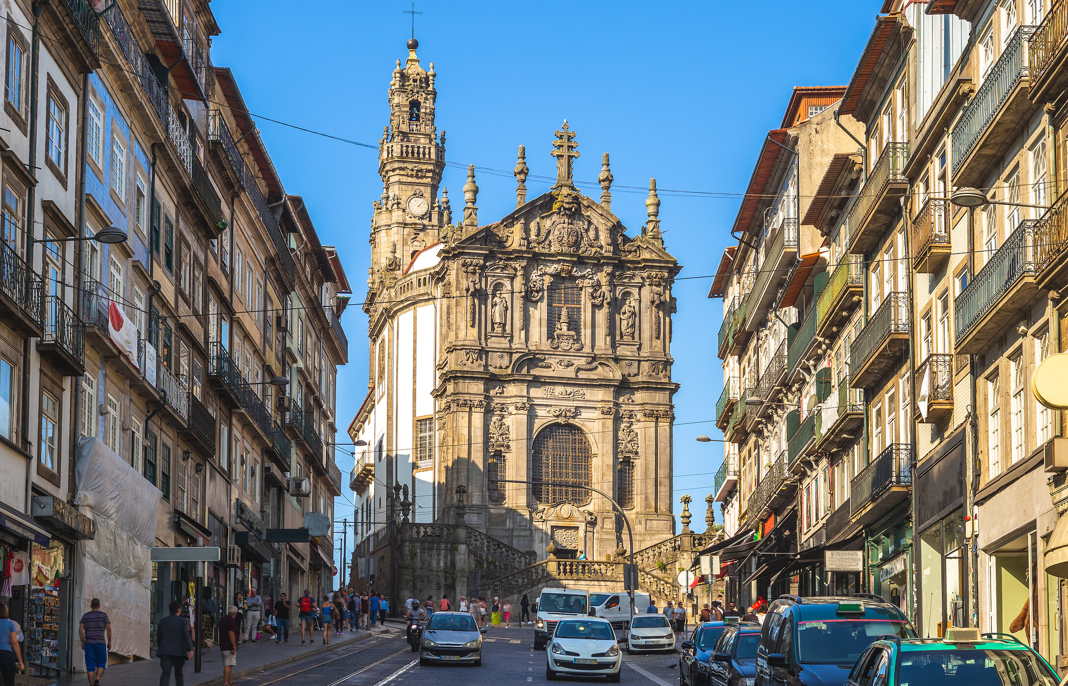 Vista da Igreja dos Clérigos, uma impressionante igreja no Porto, destacando a sua famosa torre alta e elaborada fachada