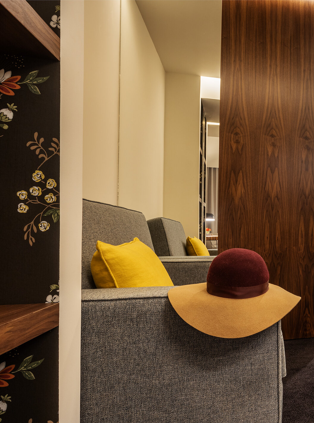 A Junior Suite da Pousada Porto - Rua das Flores tem um sofá junto à casa de banho, com uma televisão à frente