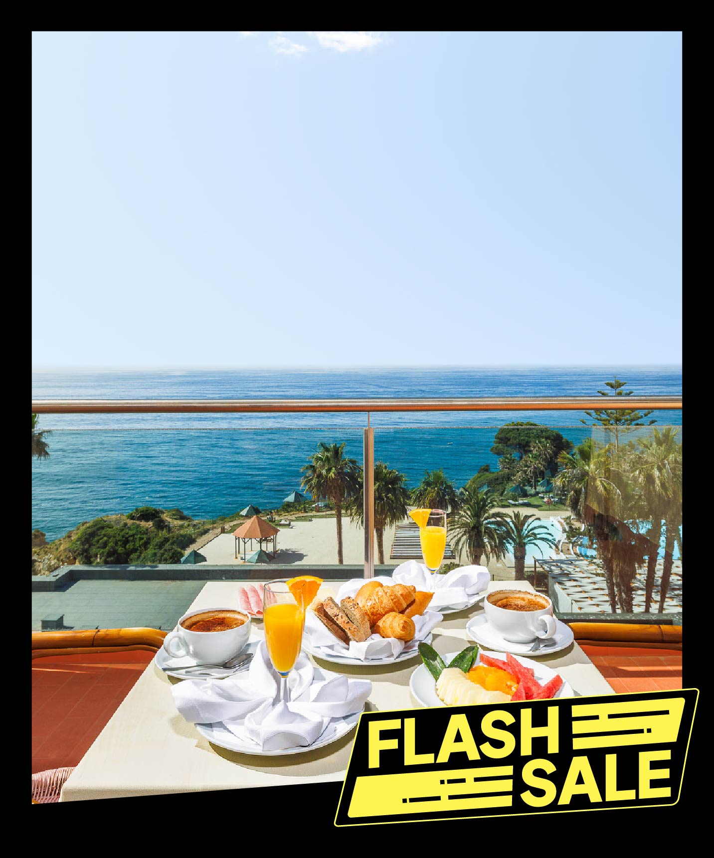 Pequeno-almoço servido numa varanda com vista para o mar azul, palmeiras e costa soalheira tropical ao fundo