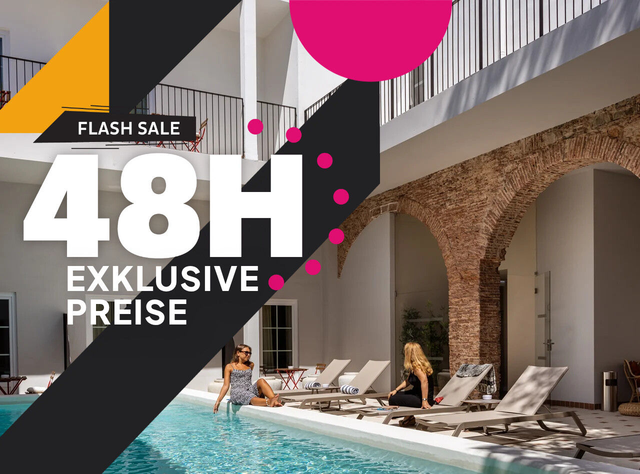 Innenhof mit Pool, Liegestühlen und historischen Bögen, dazu Hinweis auf 48H Flash Sale mit exklusiven Preisen