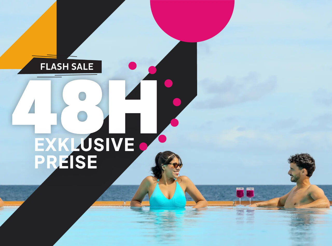 Zwei Gäste entspannen im Infinitypool am Meer neben einem grafischen Flash Sale Hinweis zu exklusiven 48H Preisen
