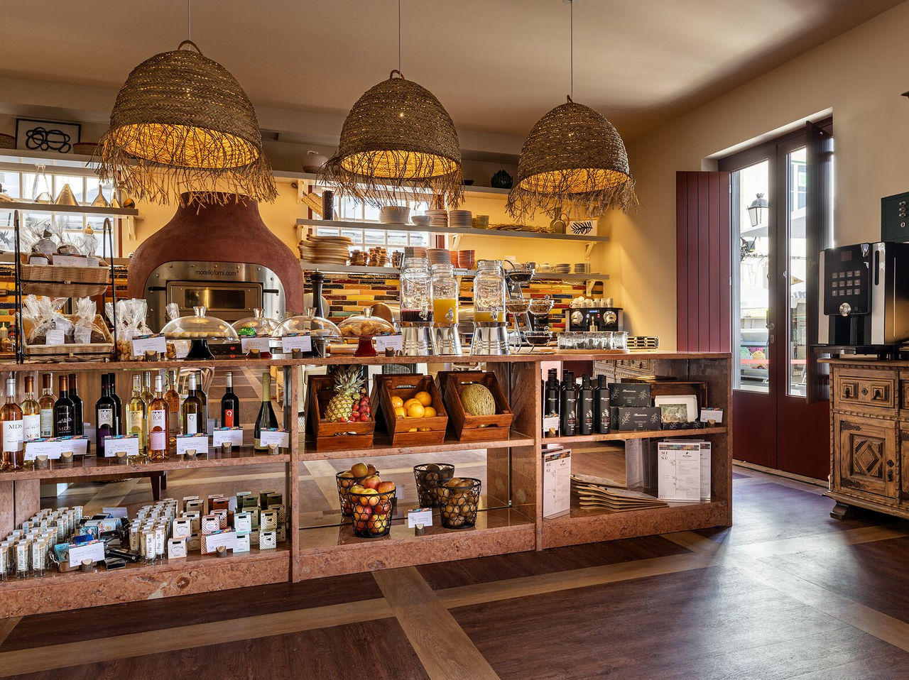 Das Restaurant So Fresh im charmanten Hotel in Vila Real de Santo António serviert Frühstück mit Säften, Obst und Kaffee