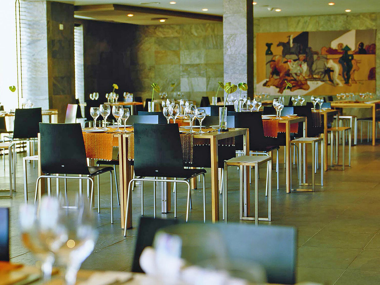 Das Restaurant Pousada Forte Angra do Heroísmo im historischen Hotel in Terceira hat eine elegante und moderne Atmosphäre