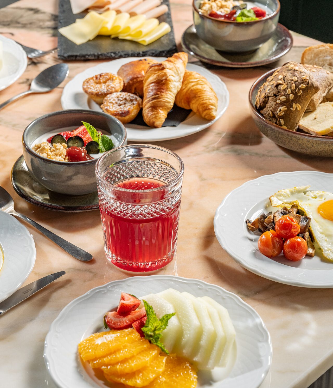 Die Bar Manifesto des Hotels im Zentrum von Lissabon serviert köstliche Frühstücke mit Brot, Joghurt, Obst, Eiern und Säften