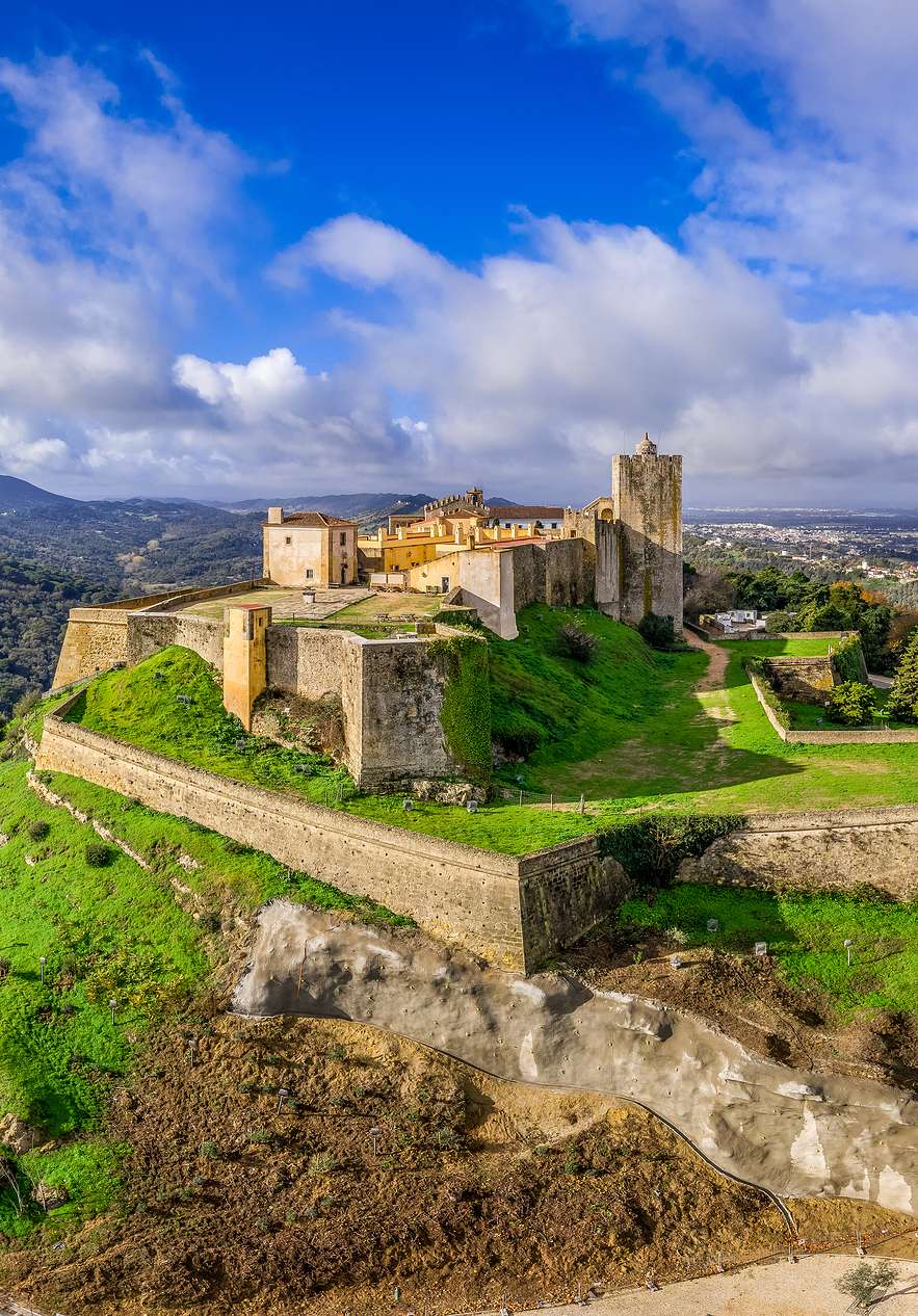 Blick auf die Burg Palmela mit mehreren Häusern mit roten Dächern in unregelmäßiger Anordnung