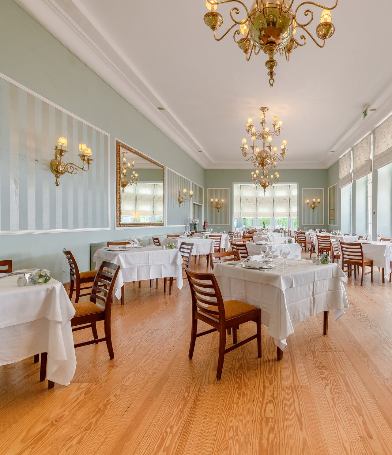 Das Restaurant im historischen Hotel in Viana do Castelo hat mehrere quadratische Tische in einem hellen Raum