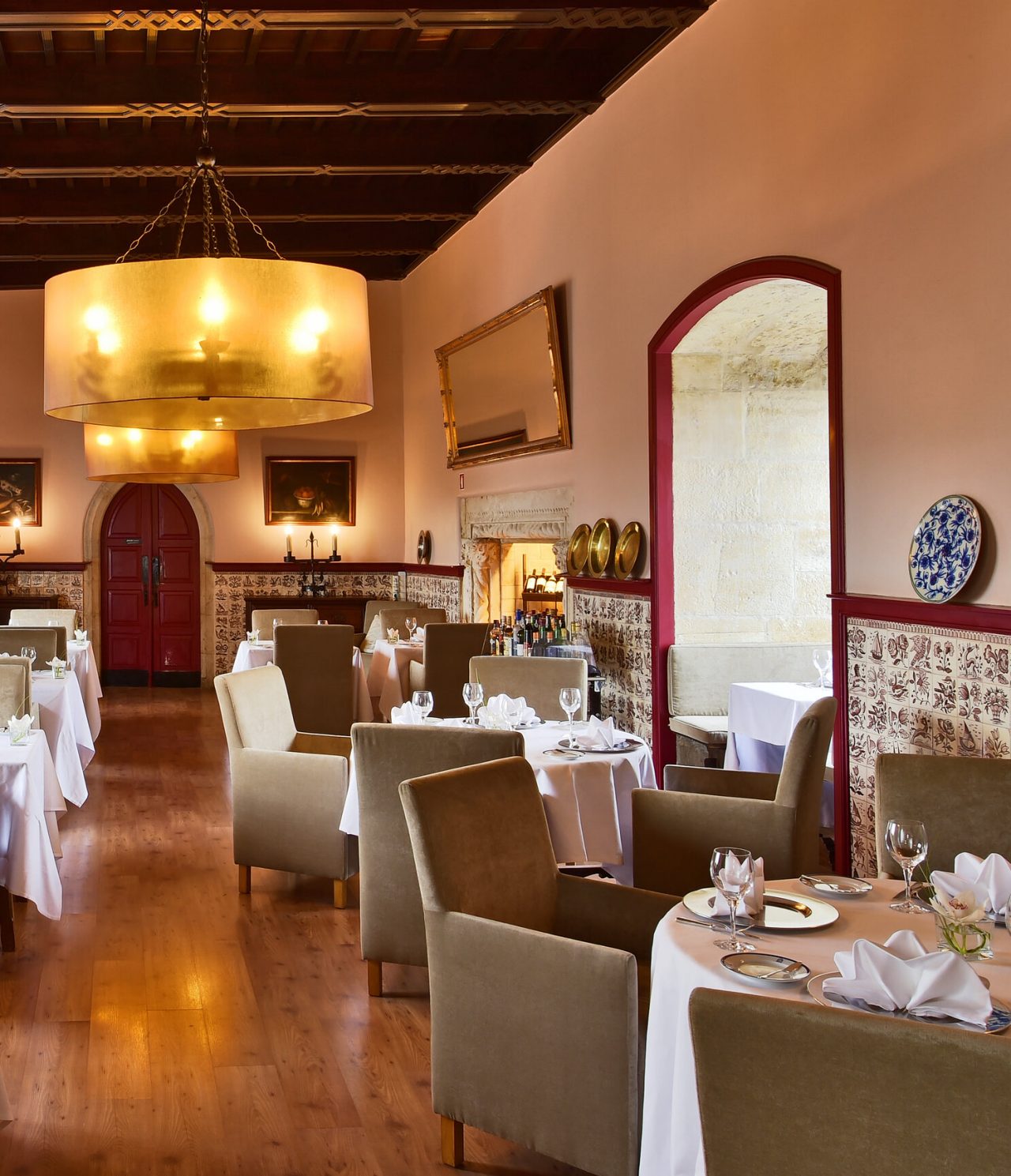 Das Restaurant Pousada Castelo Óbidos im Charmhotel in Óbidos hat rustikale Dekoration und Fliesen an der Wand