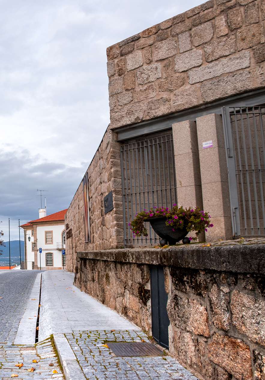 Gebäude des Ecomuseu do Zêzere aus Stein an einer Asphaltstraße, das die Geschichte des Zêzere zeigt