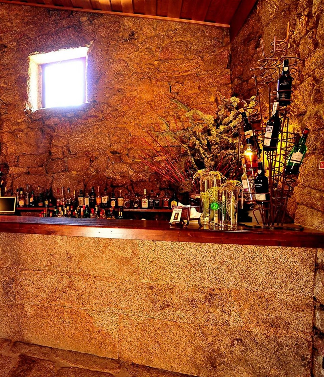 Das Restaurant im historischen Hotel in Belmonte hat eine Bar und mehrere Flaschen, einige dekorativ und andere für Cocktails