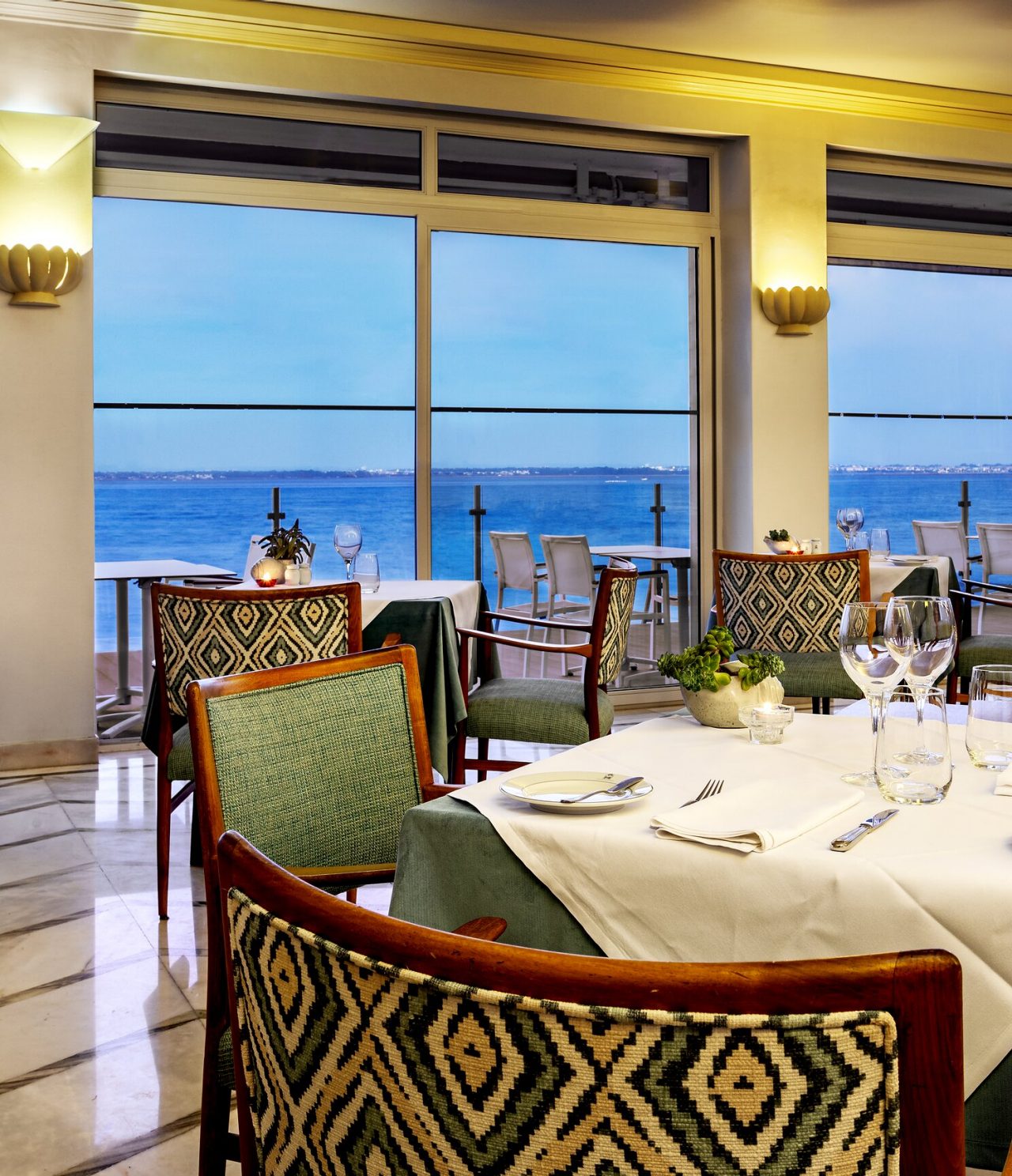 Das Restaurant Buzios im charmanten Hotel hat einen geräumigen Bereich mit Tischen und Stühlen mit Blick auf die Ria