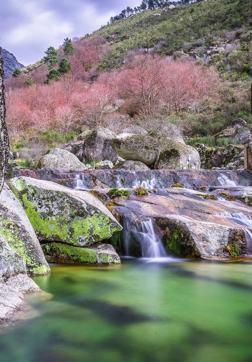 Flussstrand von Loriga in der Serra da Estrela, ein Oase der natürlichen Schönheit, mit klarem Wasser und Felsen
