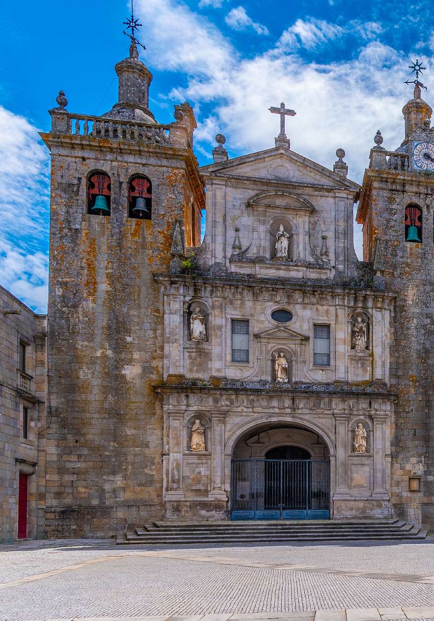 Vorderansicht der Sé-Kathedrale von Viseu, mit zwei Türmen mit Glocken und der Haupttür mit Skulpturen