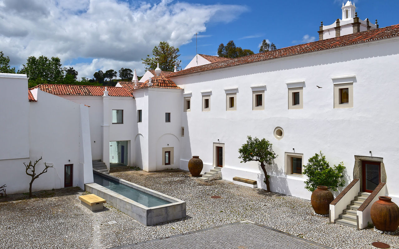 View of the inner courtyard, on a sunny day, of the Pousada Convento Arraiolos, Historic Hotel in Arraiolos