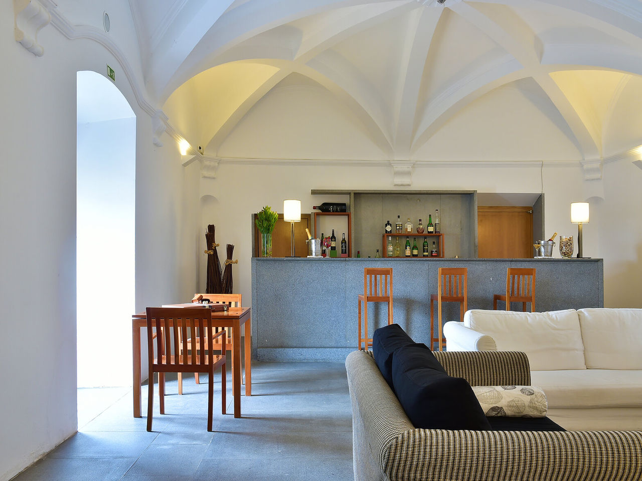 The restaurant at Pousada Convento Arraiolos, Historic Hotel in Arraiolos, has a vaulted ceiling and serves Portuguese food