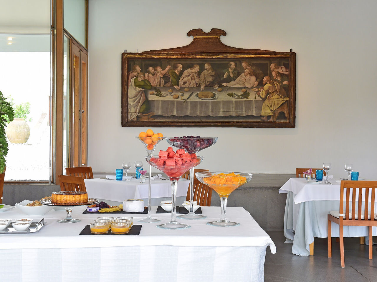 O restaurante Pousada Convento Arraiolos, do Hotel Histórico em Arraiolos tem várias sobremesas como fruta e doces