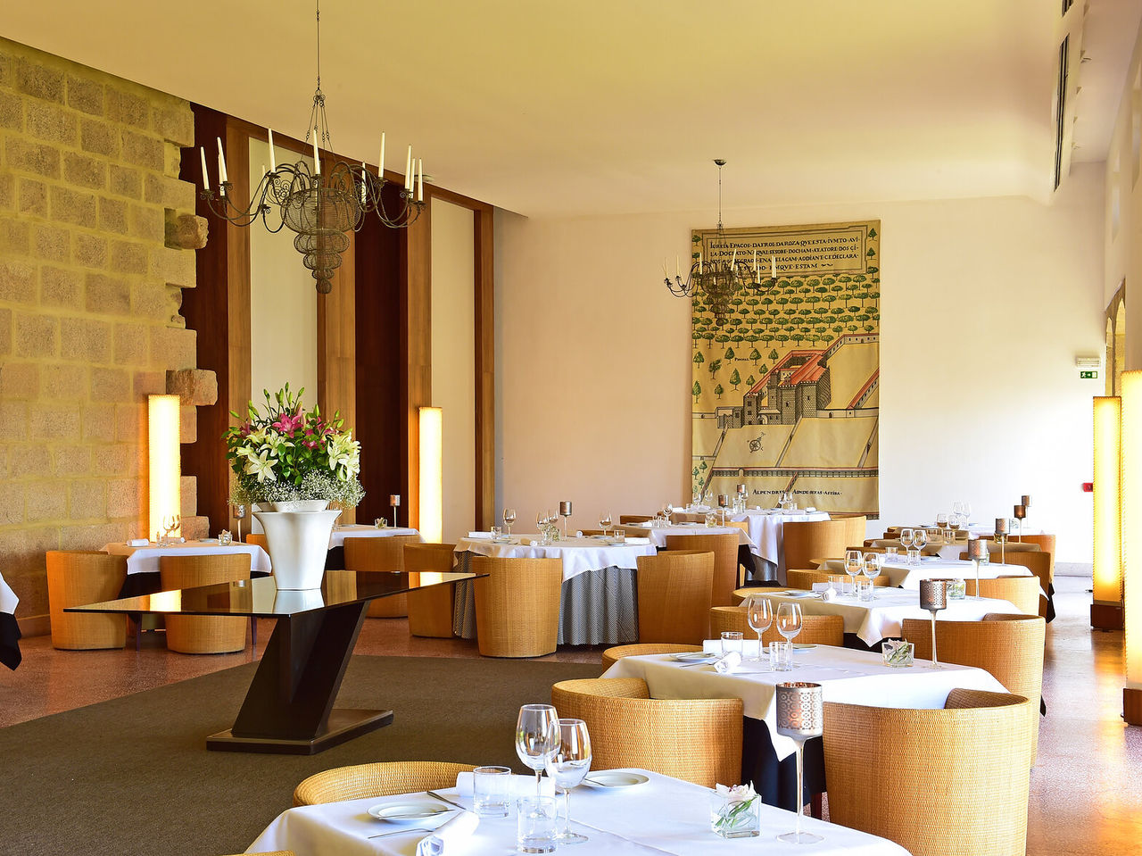 The restaurant of the Pousada Mosteiro do Crato, a Hotel in Alentejo with a Pool, has classic and historical decor