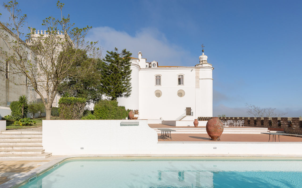 Exterior view of Pousada Castelo Estremoz, a hotel in the historic center, with a pool and a wall around it