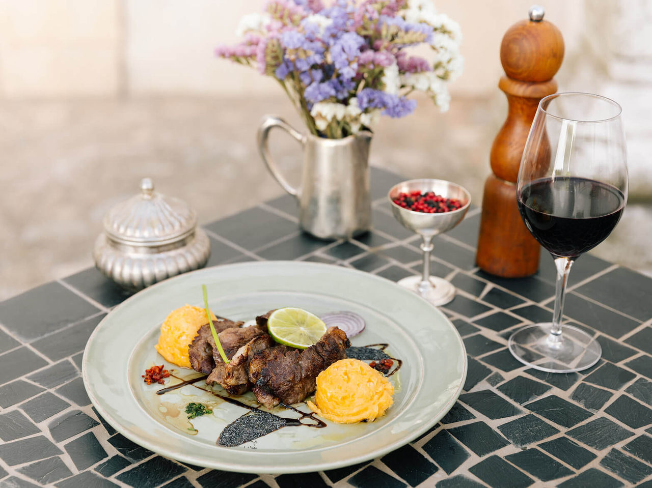 The restaurant Pousada Castelo Estremoz, at the Historic Hotel in Estremoz in Alentejo serves typical dishes and red wine