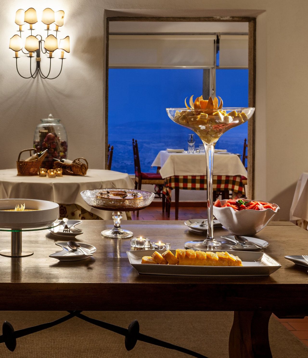 The Ninho D'Águias restaurant, of the Historic Hotel in Marvão, has a buffet table with various desserts