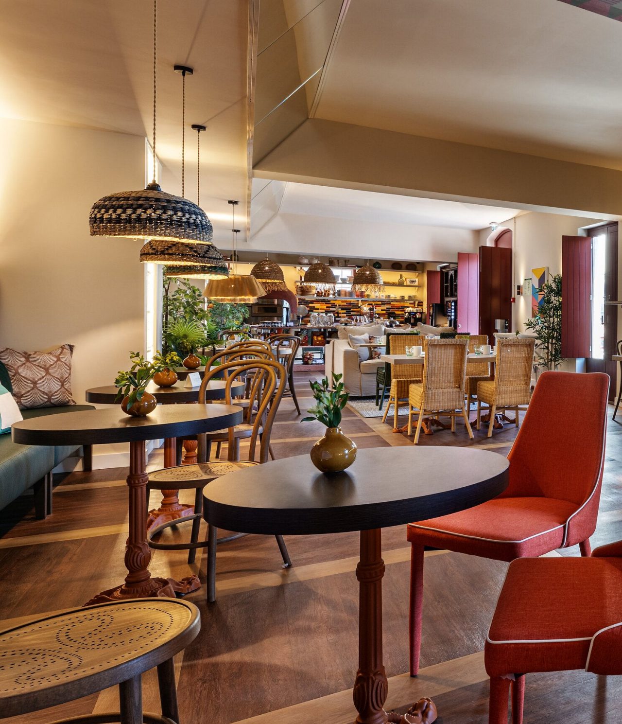 The So Fresh restaurant, of the Charming Hotel in Vila Real de Santo António, has several tables with modern decor and plants