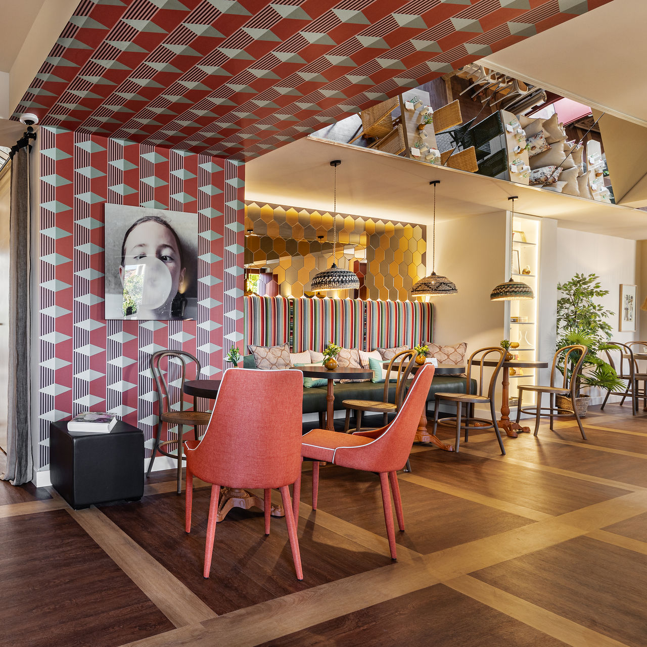 Restaurante e lobby da Pousada Vila Real de Santo António, com mesas e sofás, onde é possível relaxar ou fazer uma refeição