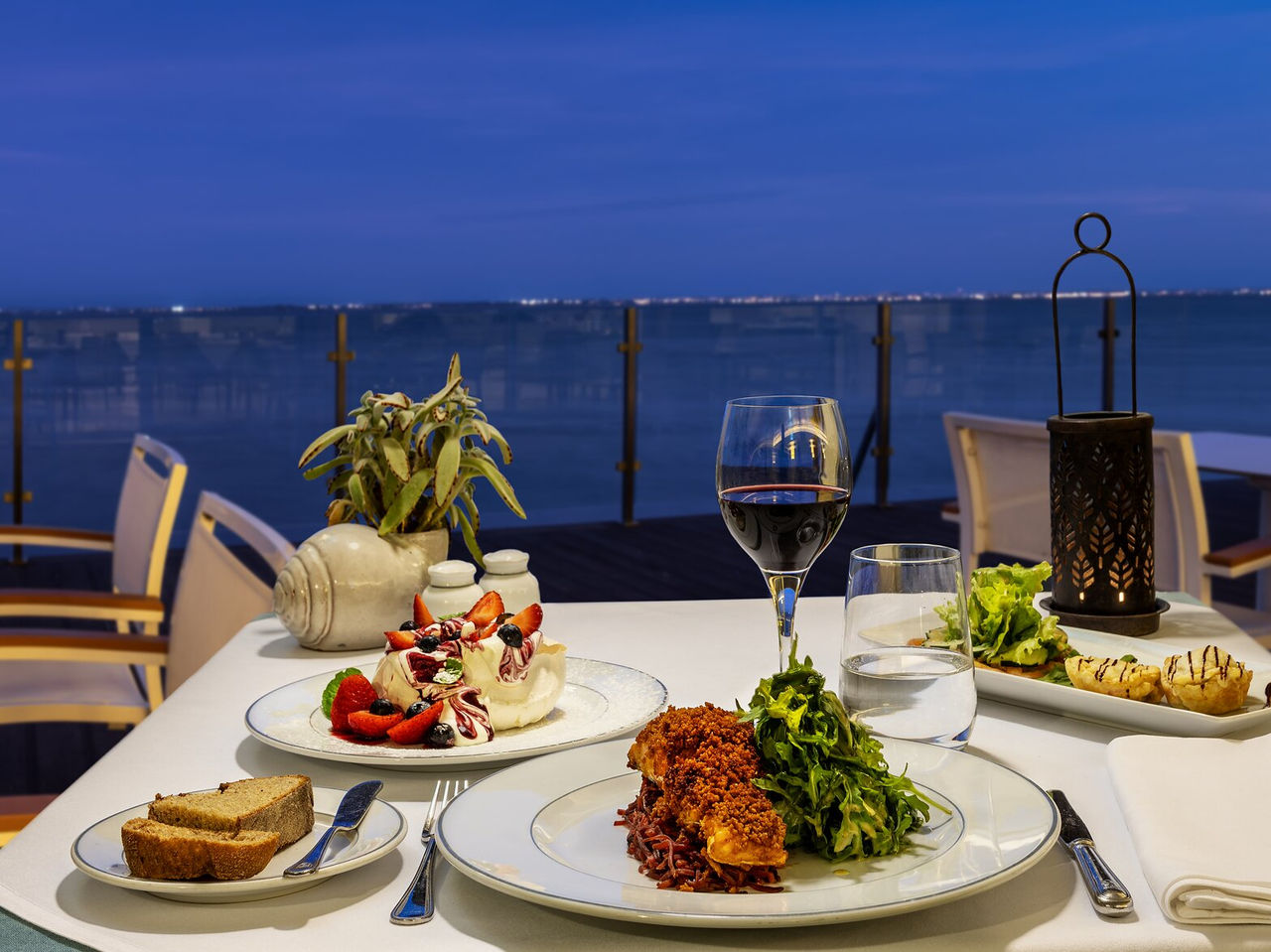 The Buzios restaurant, of the Charming Hotel in Aveiro, offers a panoramic view of the Ria and delicious meals