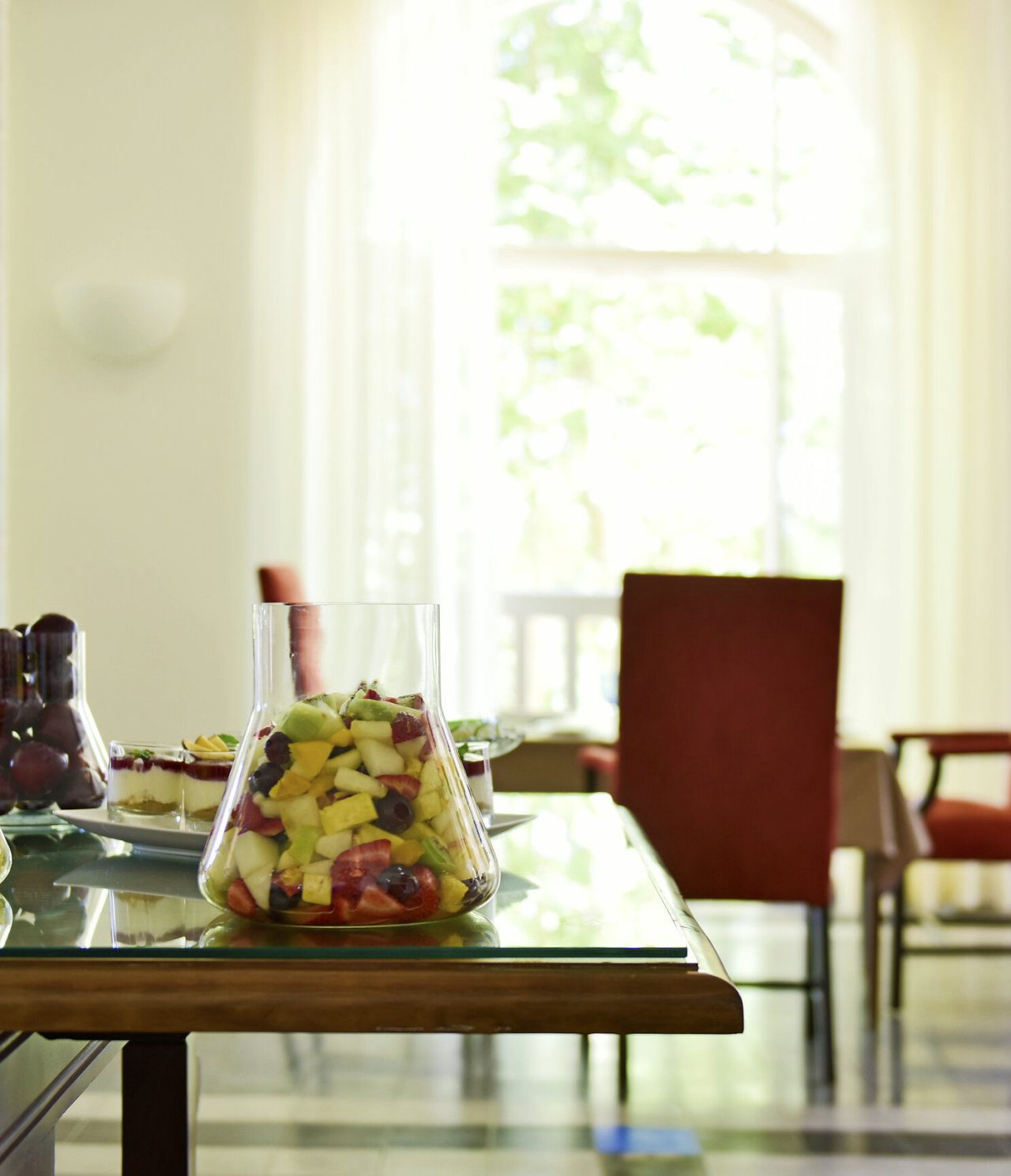 The Pousada Serra da Estrela restaurant, of the Historic Hotel in Serra da Estrela, has a table with fruit and sweets