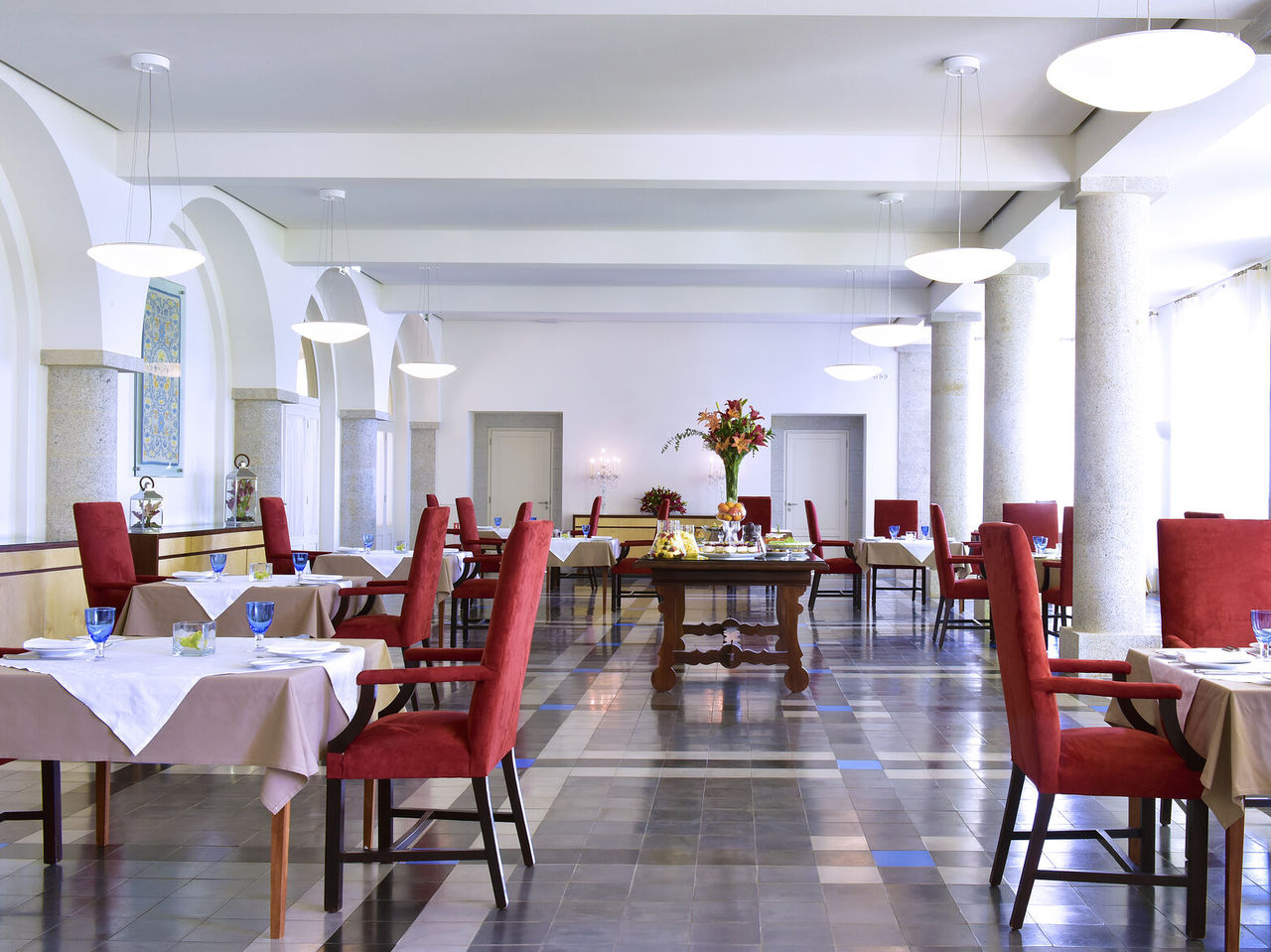 The Pousada Serra da Estrela restaurant, of the Historic Hotel in Serra da Estrela, has several tables and stone columns
