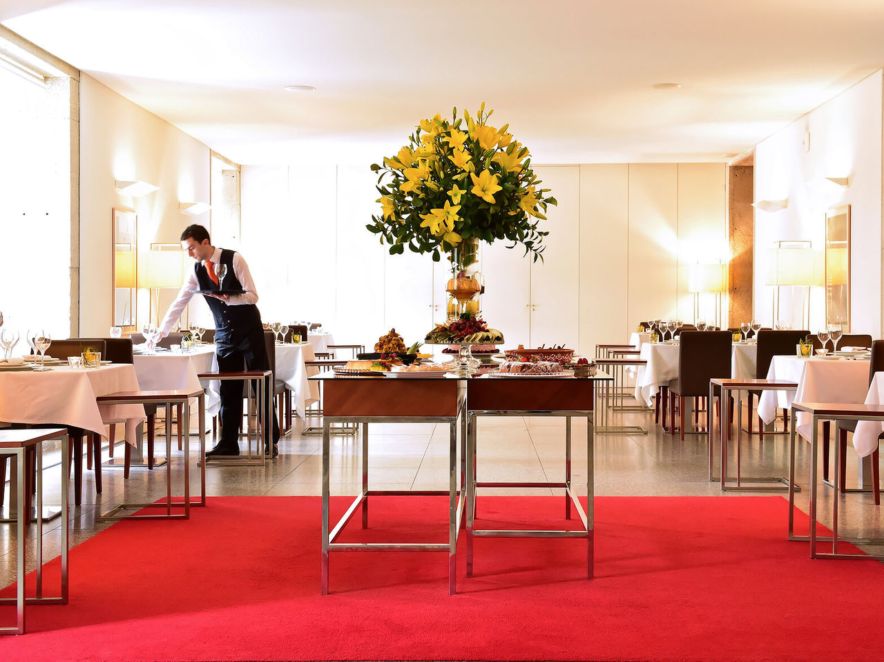 The Viriato restaurant, of the Historic Hotel, features a comfortable space with chairs and a variety of dishes