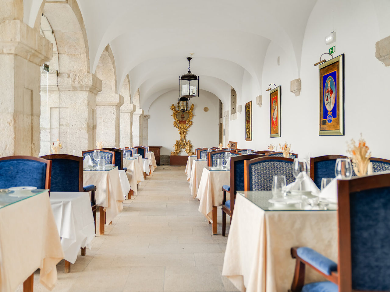 Restaurant at Pousada Castelo Palmela, Hotel in Palmela, with vaulted arches and elegantly set dining tables