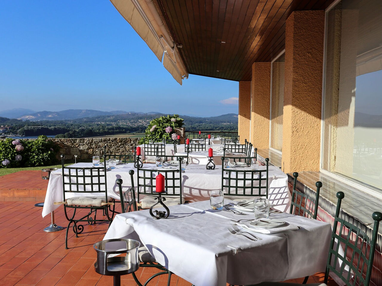 The restaurant of the Charming Hotel in Valença has a terrace with a patio where you can dine with a view of the river