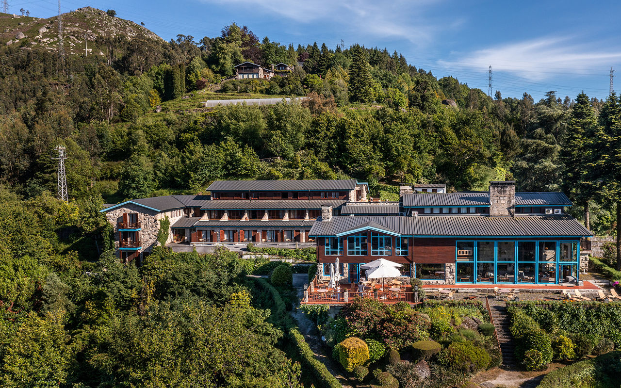 Exterior view of Pousada Caniçada - Gerês, a mountain hotel in Peneda-Gerês National Park, surrounded by nature