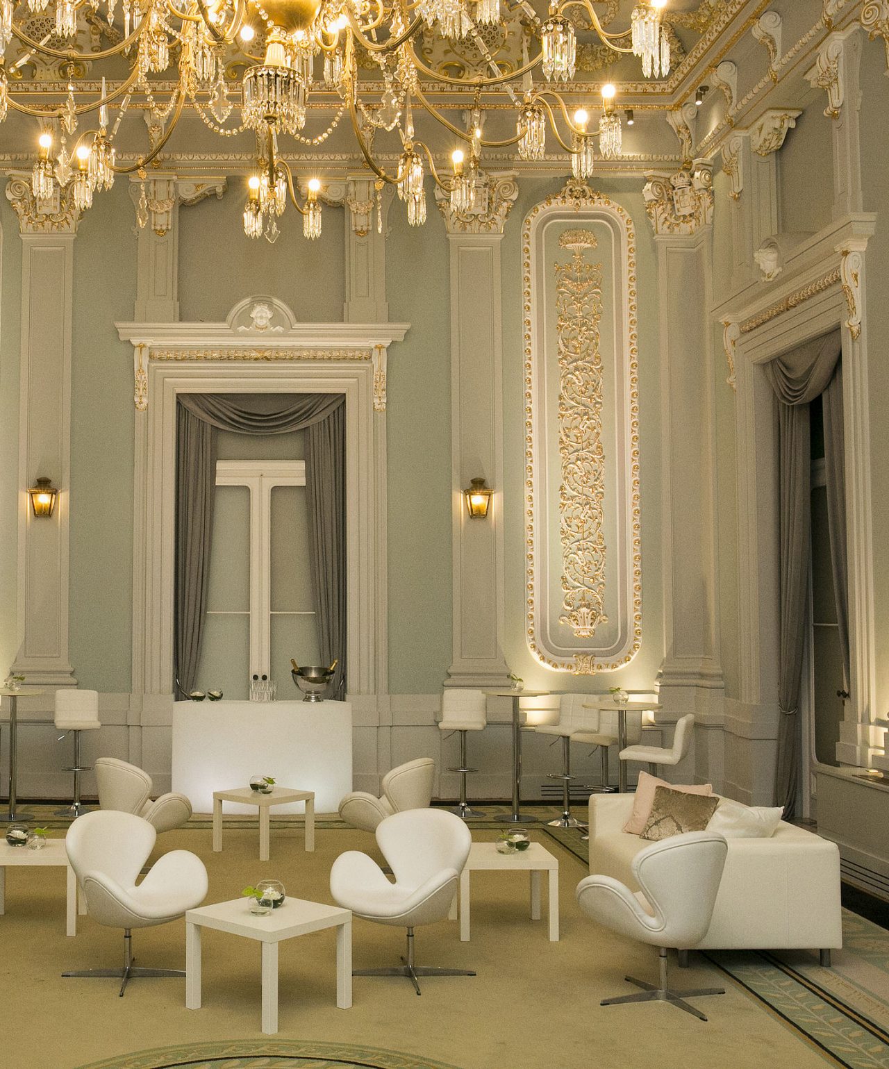 Meetings and Conferences at Pousadas de Portugal, in small elegant rooms, with crystal chandeliers and ornate walls