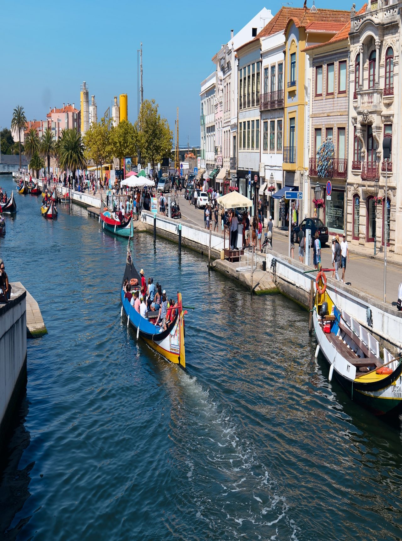 Paseo en los históricos barcos moliceiros por los canales de Aveiro en Portugal